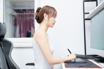 居<strong>家</strong>在电脑前工作的亚洲少女