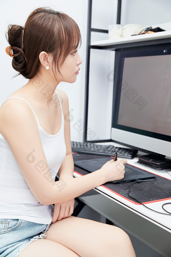 居家在电脑前工作的亚洲少女