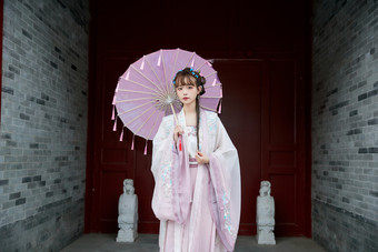 穿古装汉服手持工艺伞的东方美少女