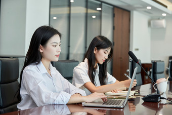 在室内使用电脑办公的亚洲白领女性
