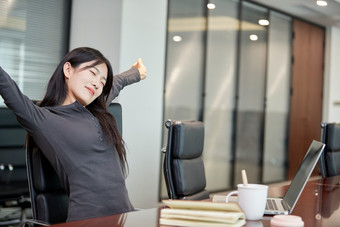 在室内使用电脑办公的亚洲白领女性