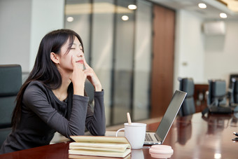 在室内使用电脑办公的亚洲白领女性