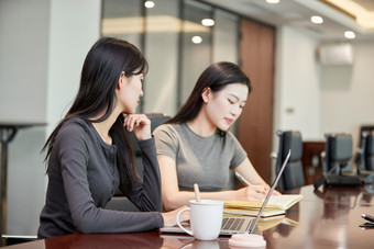 在室内使用电脑办公的亚洲白领<strong>女性</strong>