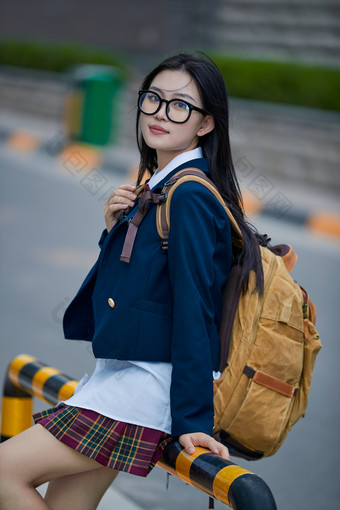 开学季放学回家路上的女学生