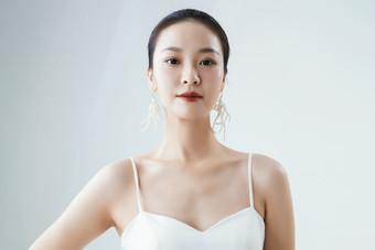 棚拍白色背景下的洁白婚纱新娘美妆
