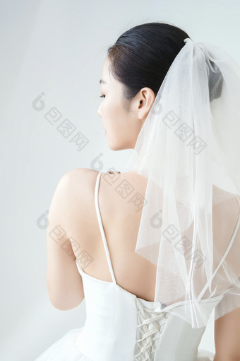棚拍白色背景下的洁白婚纱新娘美妆