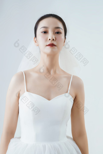 棚拍白色背景下的洁白婚纱新娘美妆