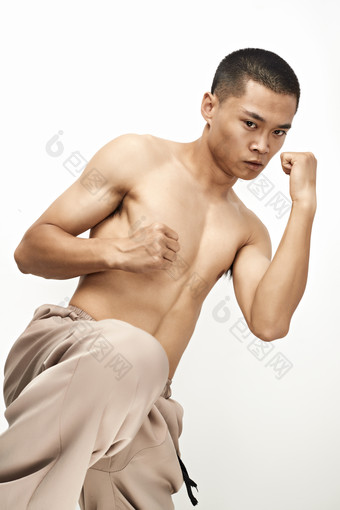 白色背景下演示自由搏击动作的亚洲功夫男性