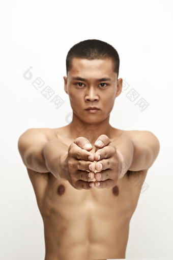 白色背景下演示自由搏击动作的亚洲功夫男性