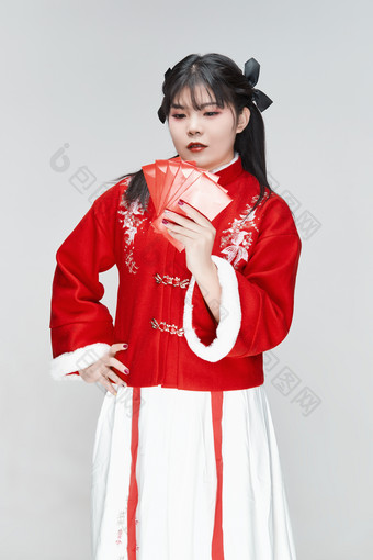 白色背景下身穿喜庆汉服手拿红包的可爱少女