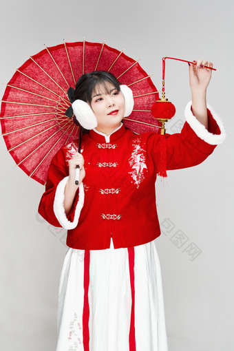 手打油纸伞手提红灯笼身穿喜庆汉服的可爱少女