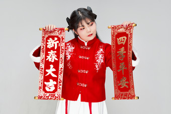 手持春联身穿喜庆汉服的可爱少女