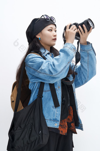 出门旅行手上拿着单反相机的美丽亚洲女孩