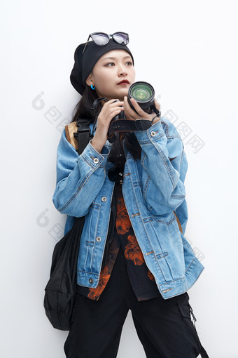 出门<strong>旅行</strong>手上拿着单反相机的美丽亚洲女孩
