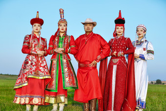 草原上穿着蒙古族传统服饰的人像<strong>群像</strong>