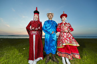 草原上穿着蒙古族传统服饰的人像<strong>群像</strong>