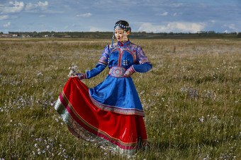 草原上身穿豪华蒙古族服饰的蒙族少女