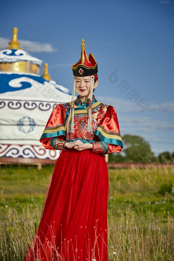 草原蒙古包前身穿豪华蒙古族服饰的蒙族少女