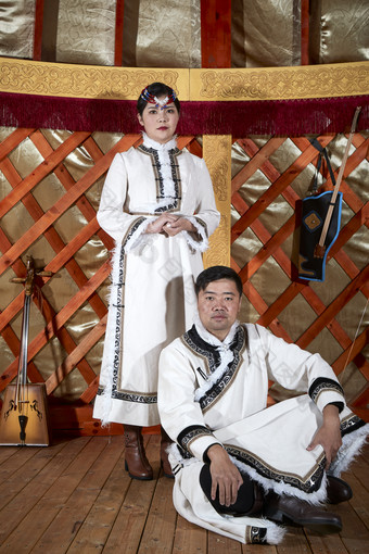草原上蒙古包里穿蒙古族传统服饰的年轻夫妻