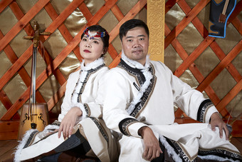 草原上蒙古包里穿蒙古族<strong>传统服饰</strong>的年轻夫妻