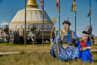 草原上蒙古包前穿蒙古族<strong>传统服饰</strong>的年轻夫妻