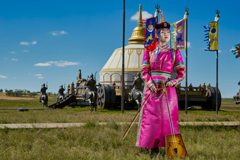 蒙古包前穿蒙古族服饰拉<strong>马头</strong>琴的蒙族女乐手