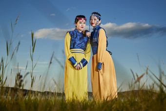 草原上穿着蒙古族<strong>传统服饰</strong>的年轻蒙族姐妹