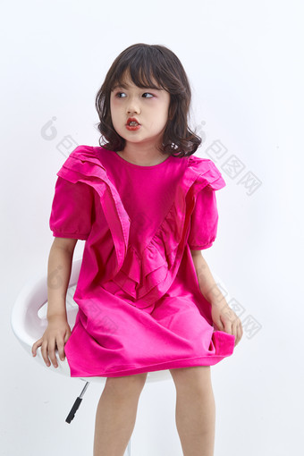 白色背景里坐在凳子上的可爱的亚洲小女孩儿童