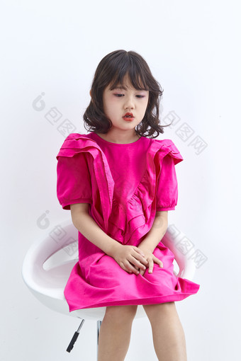 白色背景里坐在凳子上的可爱的亚洲小女孩<strong>儿童</strong>