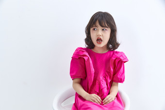 白色背景里坐在凳子上的可爱的亚洲小女孩<strong>儿童</strong>