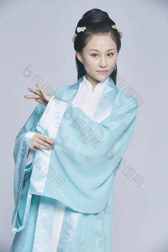 身穿古装的汉服女性人像汉服影棚拍摄