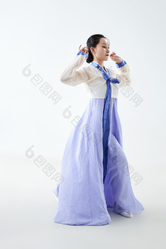 穿着中<strong>国朝</strong>鲜族传统服饰跳舞的少女