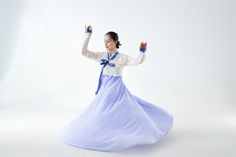 穿着中国朝鲜族<strong>传统服饰</strong>跳舞的少女