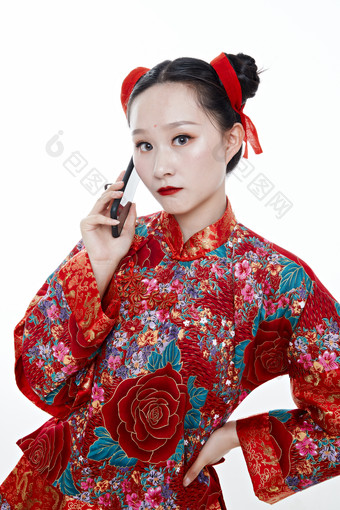 身穿中国传统服饰的青年女性