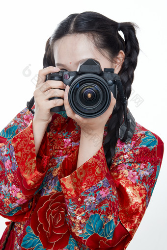<strong>手持</strong>相机的亚洲年轻少女的肖像人像