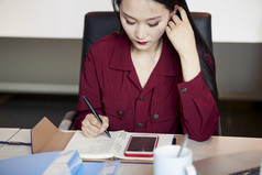 亚洲年轻女性商务人士在电脑前办公