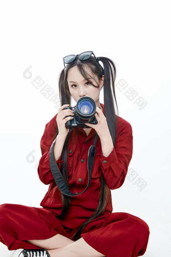 <strong>手持</strong>相机的亚洲戴墨镜年轻少女的肖像人像