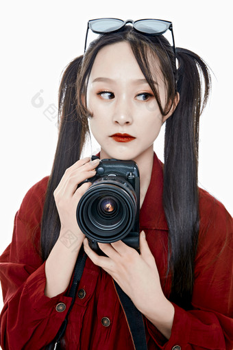 <strong>手持</strong>相机的亚洲戴墨镜年轻少女的肖像人像