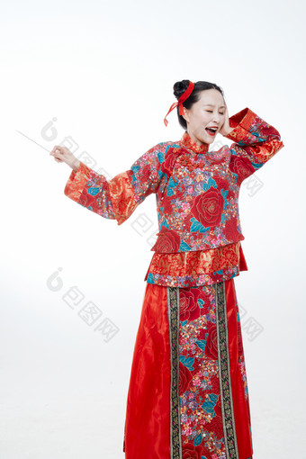 身穿中国传统服饰的青年女性