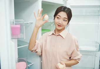 在厨房下厨的年轻亚洲女性