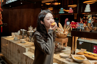 在酒店自助餐厅大吃特吃的亚洲可爱闺蜜少女