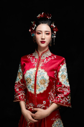 穿着中式秀禾服的亚洲少女