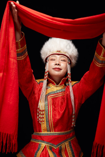 穿着蒙古族服饰的亚洲青年女性