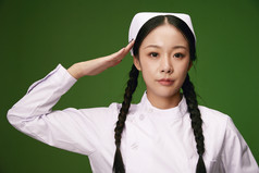 身穿白色护士服的年轻护士形象