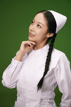 身穿白色护士服的年轻护士形象