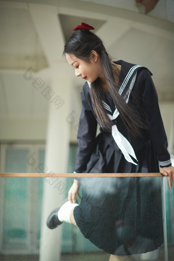 日系户外公园穿jk校服的少女