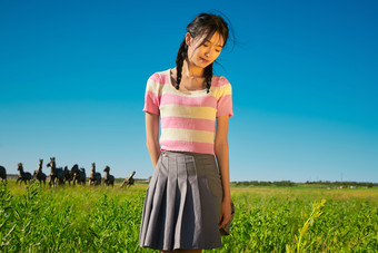 <strong>盛夏</strong>在草原湿地公园游玩的姑娘