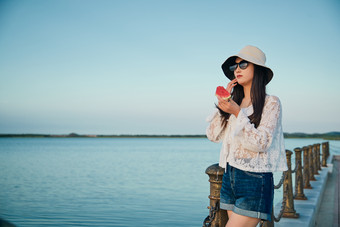 盛夏夕阳晚霞湖边码头看风景的少女