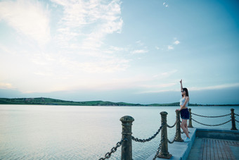 盛夏夕阳晚霞湖边码头看<strong>风</strong>景的少女