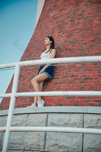 盛夏夕阳晚霞湖边码头看风景的少女